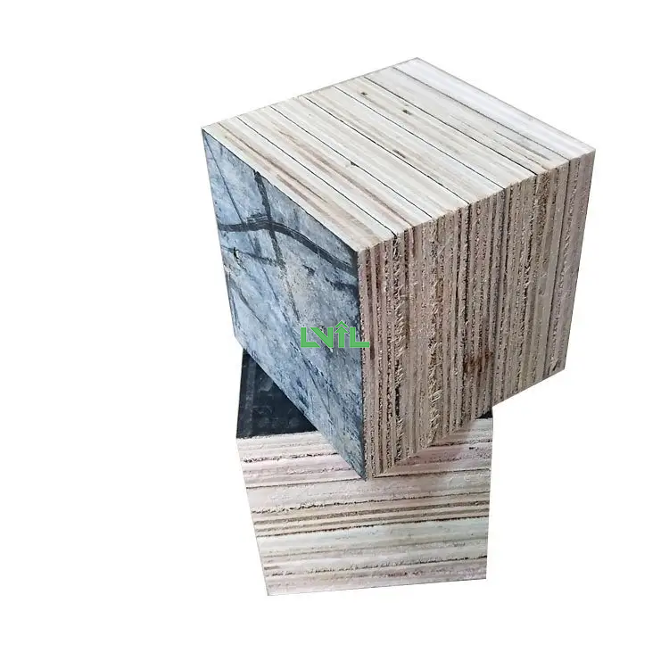 不同尺寸的舊模板腳墩 膠合板腳